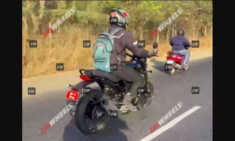 Bajaj-Triumph Roadster Spotted On Test In India जल्द ही पेश की जाने वाली मेड-इन-इंडिया एंट्री-लेवल ट्रायम्फ रोडस्टर लगभग उत्पादन के लिए तैयार लगती, जिसमें साड़ी गार्ड जैसे भारत के लिए खास बने पार्ट भी दिख रहे हैं.