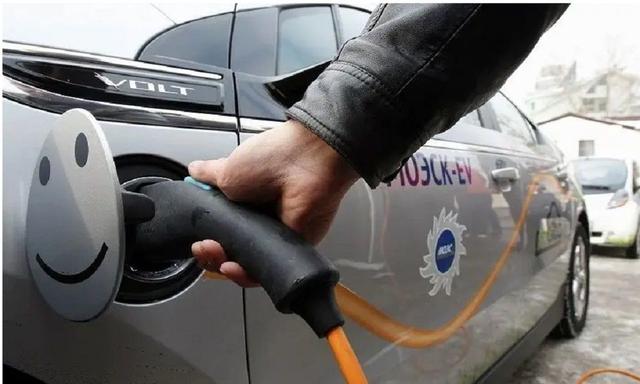 तेल मार्केटिंग कंपनियों द्वारा देश भर में इलेक्ट्रिक वाहन चार्जिंग स्टेशनों का एक विस्तृत नेटवर्क तैनात किया जाएगा.