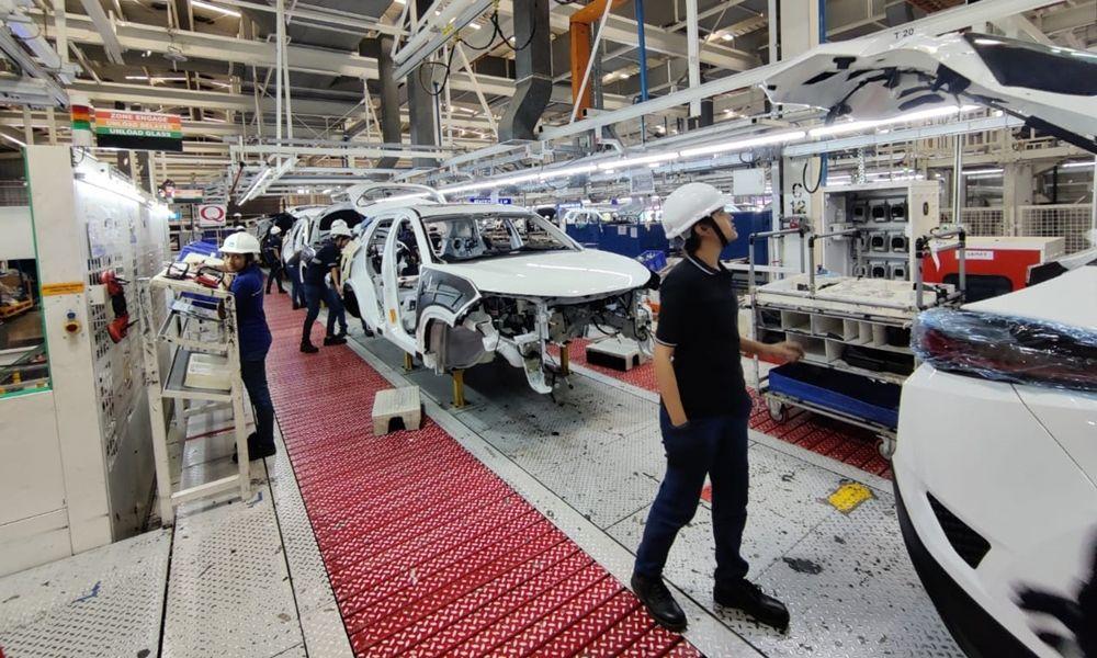 Over 200 Tata Harrier And Safari SUVs Are Made Every Day By An All-Women Crew फरवरी 2022 से 1500 महिलाओं का एक दल पुणे, महाराष्ट्र में कंपनी के पिंपरी प्लांट में दो एसयूवी को असेंबल करने के लिए कई शिफ्टों में काम कर रहा है.