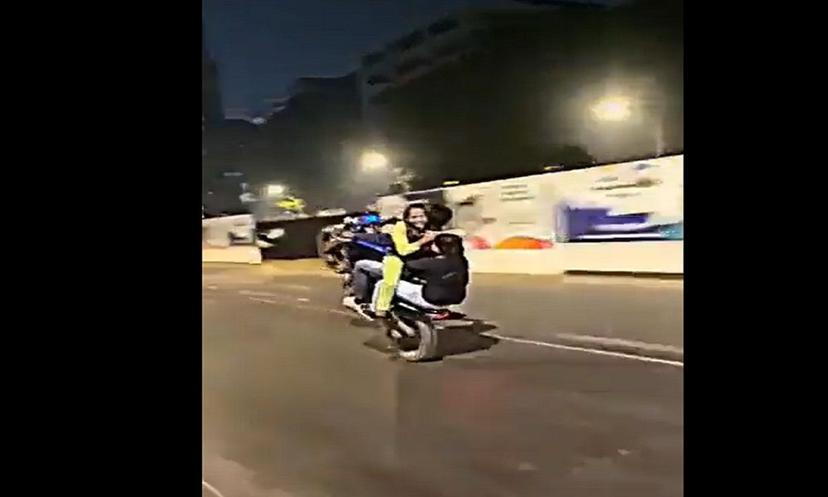 मुंबई में दो महिलाओं को मोटरसाइकिल पर बैठाकर स्टंट करना शख्स को पड़ा भारी, पुलिस ने गिरफ्तार किया मुंबई में दो महिलाओं को मोटरसाइकिल पर बैठाकर स्टंट करना शख्स को पड़ा भारी, पुलिस ने गिरफ्तार किया