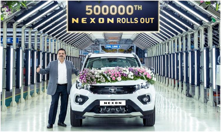 Tata Nexon Crosses 5 Lakh Units Production Milestone टाटा मोटर्स के वर्तमान यात्री वाहन लाइन-अप का एक प्रमुख स्तंभ नेक्सॉन है, जो अभी भी अपनी पहली पीढ़ी में है. नेक्सॉन ने अपने लॉन्च होने के 6 साल के भीतर 5 लाख कारों के निर्माण का आंकड़ा पार कर लिया है.