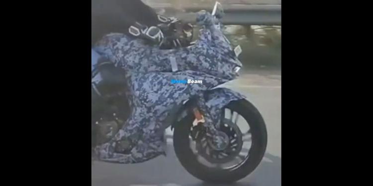 New Hero Karizma XMR 210 Spied During Testing नई करिज़्मा  को टैस्टिंग के दौरान देखा गया है, जो 210cc इंजन के साथ आने की उम्मीद है.