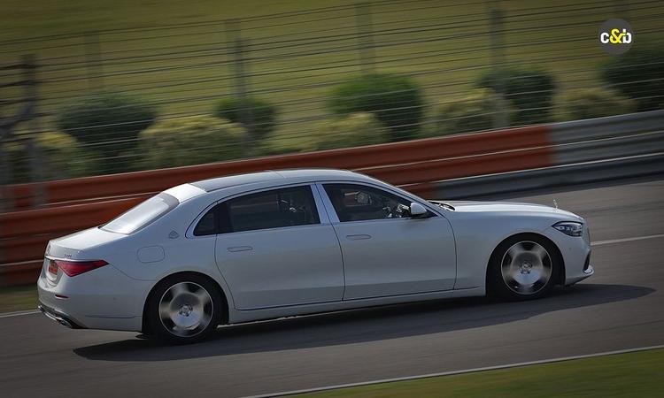 carandbike Awards 2023: Iconic Launch Of The Year – Mercedes-Maybach S-Class नई पीढ़ी की एस-क्लास पर आधारित मायबाक एस-क्लास लग्जरी को बढ़ाती है, साथ ही इसमें बैठने वालों को ज्यादा जगह भी मिलती है.