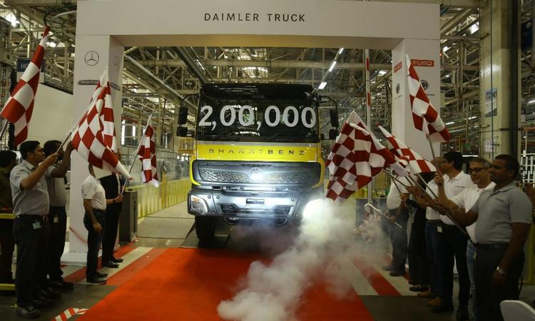 Daimler India Commercial Vehicles Sells 29,470 Units in CY2022 डेमलर इंडिया कमर्शियल व्हीकल्स ने घरेलू स्तर पर 18,470 वाहनों की बिक्री की है, जबकि 11,000 वाहन विदेशों में निर्यात किये गए हैं.