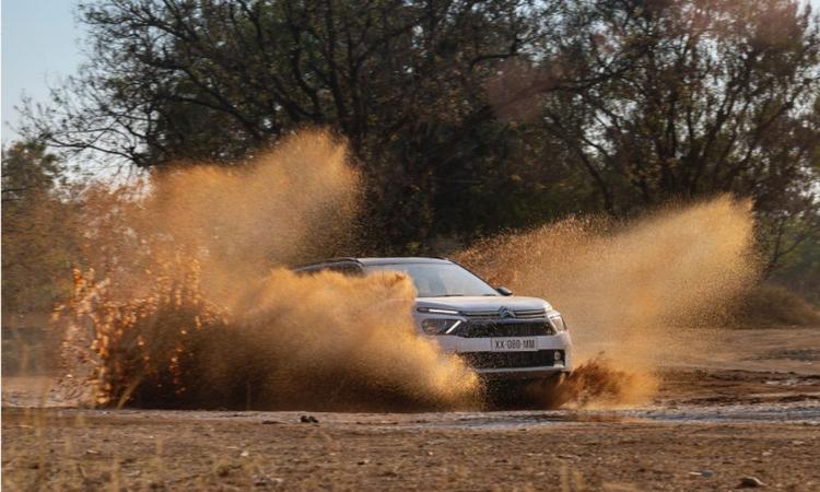 Citroen C3 Aircross Teased Ahead Of Unveil एसयूवी को सिट्रॉएन के CMP प्लेटफॉर्म पर बनाया जाएगा और यह C3 और C5 एयरक्रॉस के बीच में आएगी.