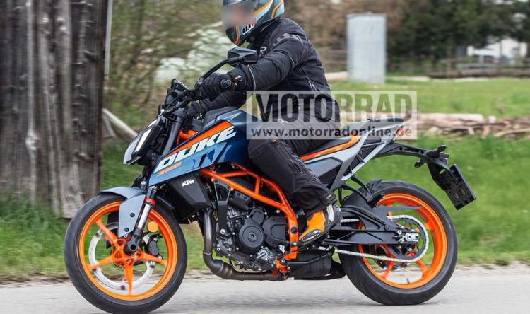 New KTM 390 Duke Spotted Testing Without Camouflage बाइक में कुछ मैकेनिकल परिवर्तनों के साथ एक बिल्कुल नया डिज़ाइन है.