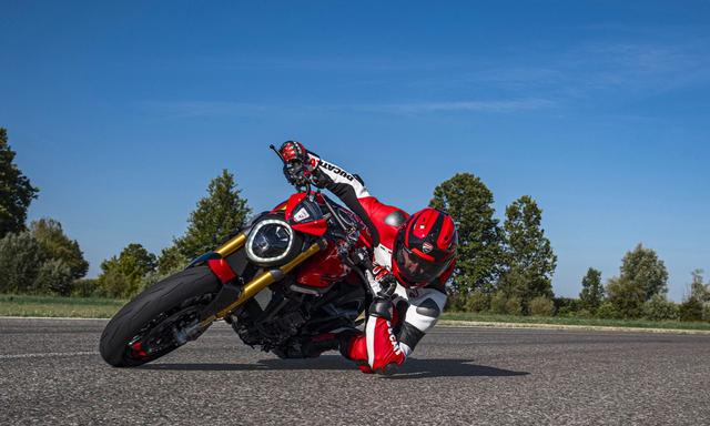 डुकाटी इंडिया 1 जनवरी 2024 से चुनिंदा मोटरसाइकिलों की कीमतें बढ़ाएगी डुकाटी ने कहा कि कीमत में बढ़ोतरी परिचालन लागत में वृद्धि के कारण हुई है और इससे चुनिंदा मोटरसाइकिलों की बिक्री प्रभावित होगी.