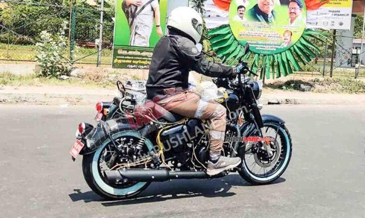 Royal Enfield Classic 350 Based Bobber Motorcycle Spotted Testing रॉयल एनफील्ड आने वाले समय में 2 नई बॉबर-स्टाइल मोटरसाइकिलें पेश करेगी, जिनमें से एक जे-सीरीज प्लेटफॉर्म पर और दूसरी 650 ट्विन प्लेटफॉर्म पर बनी होगी.