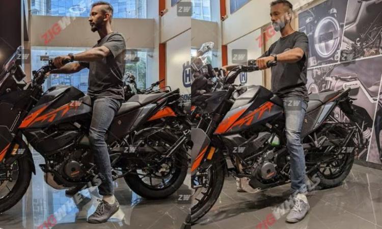 KTM To Launch 390 Adventure V In India Soon With A Lowered Seat Height केटीएम एडवेचर V को डीलरशिप पर देखा गया है और कथित तौर पर पहले से ही ₹3.38 लाख में बिक्री के लिए उपलब्ध है. हालांकि, इसका आधिकारिक लॉन्च होना बाकी है.