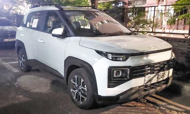 Hyundai Exter Micro-SUV Spotted Fully Undisguised Ahead Of World Premiere टाटा पंच को टक्कर देने के लिए तैयार, ह्यून्दे एक्सटर में एच-आकार की डीआरएल, डुअल-टोन एलॉय व्हील और नकली स्किड प्लेट्स जैसे फीचर्स दिए गए हैं.