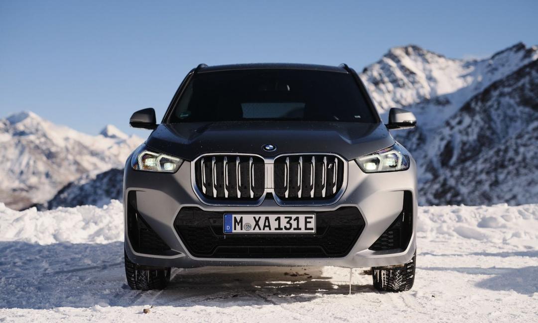 BMW X1 sDrive18i M Sport Launched In India; Priced At Rs. 48.90 Lakh बीएमडब्ल्यू एक्स1 एम स्पोर्ट देश में पहले केवल डीजल इंजन के साथ उपलब्ध थी, लेकिन अब इसे पेट्रोल विकल्प भी मिला है.