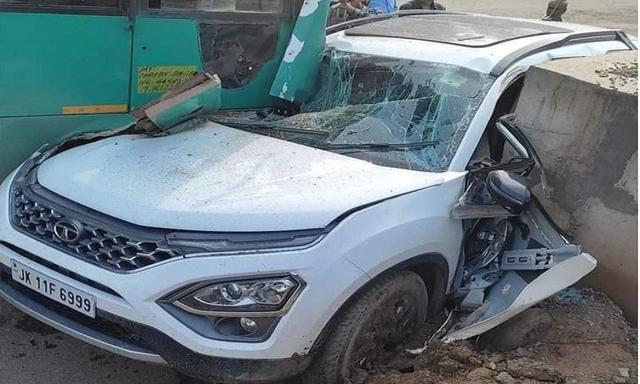 टाटा सफारी और बस की जबरदस्त टक्कर में दिखा एसयूवी का दम, कार में बैठे सभी यात्री सुरक्षित टाटा की कारें अपनी मजबूद बिल्ड क्वालिटी के लिए जानी जाती हैं, ऐसा ही कुछ नज़ारा टाटा सफारी और बस के बीच हुई टक्कर के बाद देखने को मिला.