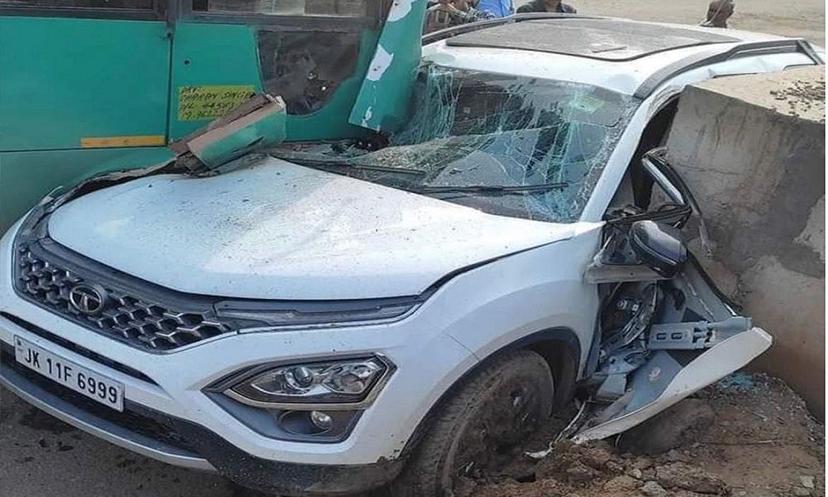 टाटा सफारी और बस की जबरदस्त टक्कर में दिखा एसयूवी का दम, कार में बैठे सभी यात्री सुरक्षित टाटा सफारी और बस की जबरदस्त टक्कर में दिखा एसयूवी का दम, कार में बैठे सभी यात्री सुरक्षित