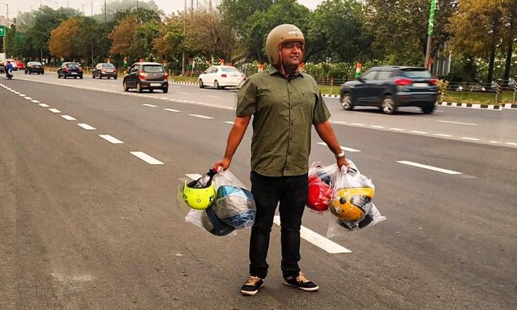 Meet The Helmet Man Of India, Who Saves Thousand Of Lives By Gifting Them Helmets  आगरा-लखनऊ एक्सप्रेसवे पर भी एक ऐसा ही नज़ारा देखने को मिला जहां एक मां-बेटे की जोड़ी बिना हेलमेट लगाए  हाईवे पर फर्राटा भरती नज़र आई, जिसके बाद हेलमेट मैन ऑफ इंडिया की नज़र इन पर पड़ी और इन्होंने ₹655  का टोल भरकर युवक को हेलमेट दिया ताकि वह हाईवे पर सुरक्षित सफर कर सकें