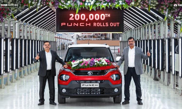 Tata Punch Crosses 2 Lakh Units Production Milestone टाटा पंच सबकॉम्पैक्ट एसयूवी ने 19 महीने पहले लॉन्च होने के बाद से 2,00,000 वाहनों की बिक्री दर्ज की है.