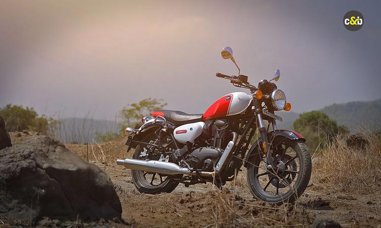 QJ Motor Announces Price Drop For Its Motorcycle Range In India; Up To Rs. 40,000 Reduced आदिश्वर ऑटो राइड के तहत मोटरसाइकिल ब्रांडों में से एक, क्यूजे मोटर ने भारत में अपनी मोटरसाइकिलों के लिए संशोधित मूल्य निर्धारण की घोषणा की है. कंपनी ने अपनी मोटरसाइकिलों की कीमतों में ₹40,000 तक की कटौती की है.
