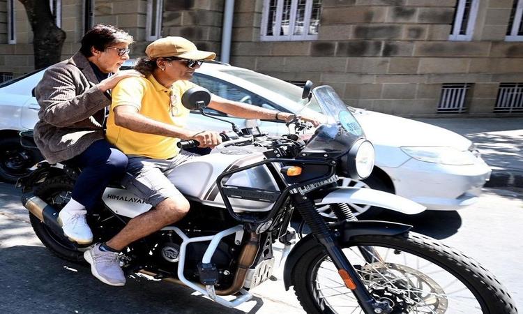Amitabh Bachchan Takes lift On Bike To Save Time In Mumbai Traffic अमिताभ बच्चन ने सोशल मीडिया पर तस्वीर साझा करते हुए उस अंजान शख्स का शुक्रिया अदा किया, जिसकी मोटरसाइकिल पर बैठ कर वह टाइम से काम पर पहुंचे.