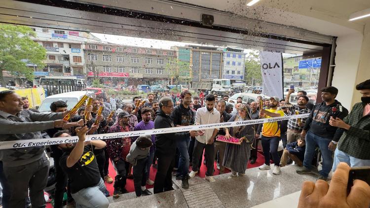 Ola Electric Inaugurates Its 500th Experience Center In Srinagar ओला इलेक्ट्रिक ने 2021 में पहली बार अपना ऑनलाइन पोर्टल लॉन्च करने के बाद यह उपलब्धि हासिल की है.