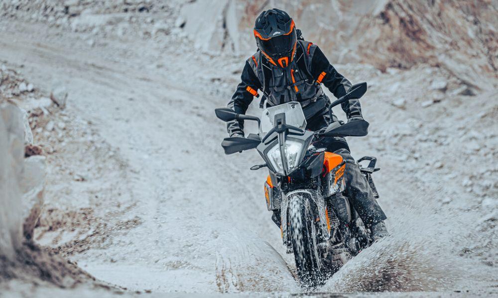 KTM 390 Adventure Updated For 2023 2023 KTM 390 एडवेंचर अब स्पोक व्हील्स के साथ WP APEX एडजस्टेबल सस्पेंशन प्रदान करती है.