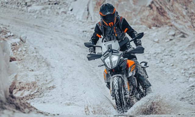 केटीएम 390 एडवेंचर को 2023 के लिए बदला गया 2023 KTM 390 एडवेंचर अब स्पोक व्हील्स के साथ WP APEX एडजस्टेबल सस्पेंशन प्रदान करती है.