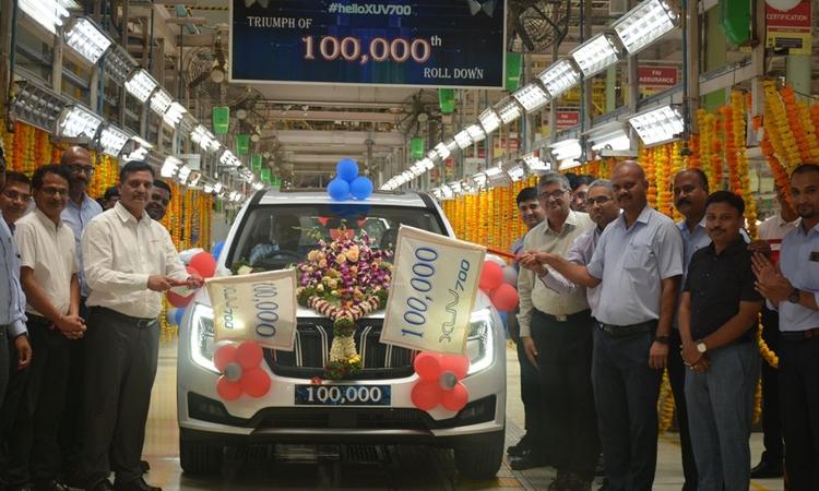 Mahindra XUV700 Crosses 1,00,000 Units Production Milestone महिंग्रा ने हाल ही में 1,00,000वीं XUV700 को पेश किया है. कार निर्माता ने 2 साल से भी कम समय में यह उपलब्धि हासिल की है.
