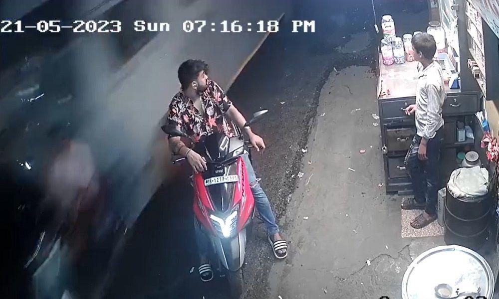 Vanity Van Brake Failure In Pune Results in Two Casualties, Many Injured पुलिस ने बताया, एक वैनिटी वैन के ब्रेक फेल होने और इसके कई वाहनों में टकराने से दो लोगों की मौत हो गई और पांच घायल हो गए हैं." पुलिस ने आगे कहा कि दुर्घटना में लगभग छह वाहन क्षतिग्रस्त हो गए हैं और आगे की जांच की जा रही है.