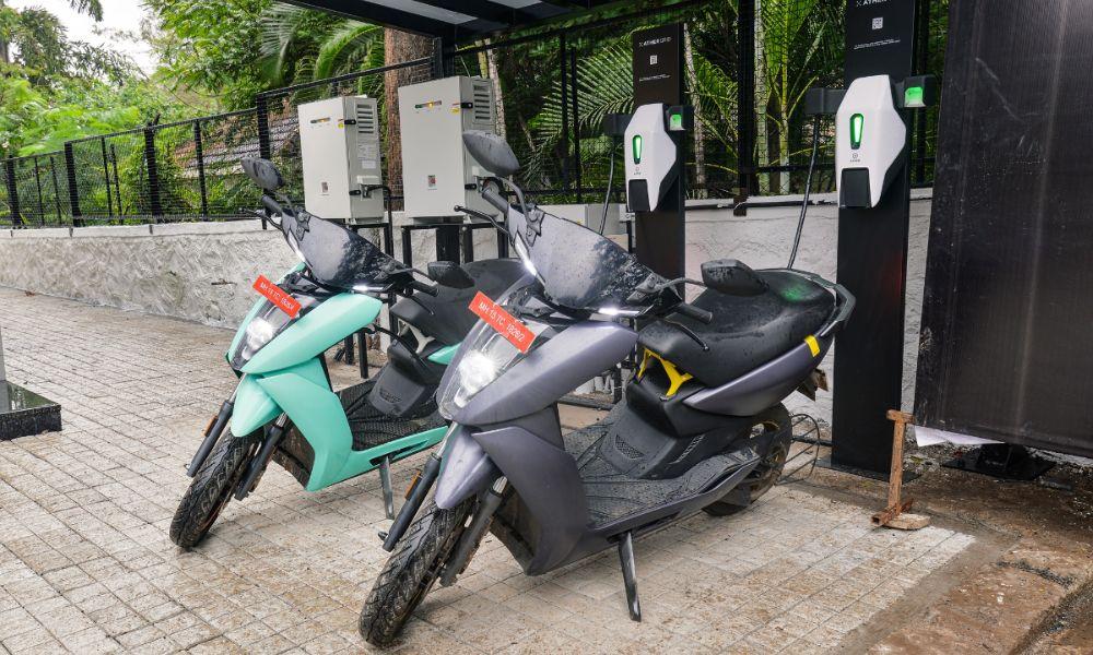 Exclusive: Ather E-Scooter Owners Will Soon Have To Pay To Use Grid Fast Chargers लगभग चार वर्षों के लिए अपने ग्रिड नेटवर्क पर मुफ्त चार्जिंग का विस्तार करने के बाद एथर एनर्जी ने अब भुगतान किए गए चार्जिंग कार्यक्रम का बीटा परीक्षण शुरू कर दिया है.