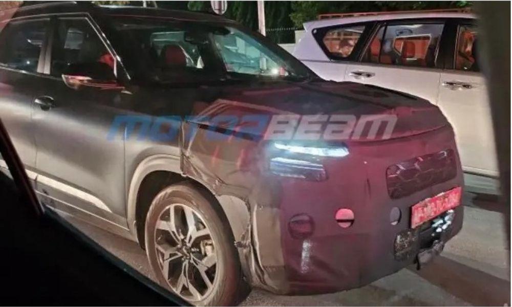 किआ सेल्टॉस एक्स-लाइन फेसलिफ्ट टैस्टिंग के दौरान आई नज़र सेल्टॉस एक्स लाइन फेसलिफ्ट में स्टाइलिंग बदलाव, नए फीचर्स और एक अतिरिक्त इंजन विकल्प मिलने की उम्मीद है.