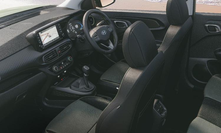 Hyundai Exter Interior Revealed; Connected Car Tech, Regional Language Support Confirmed एक्सटर के कैबिन का लेआउट ग्रांड आई10 निऑस जैसा ही है.