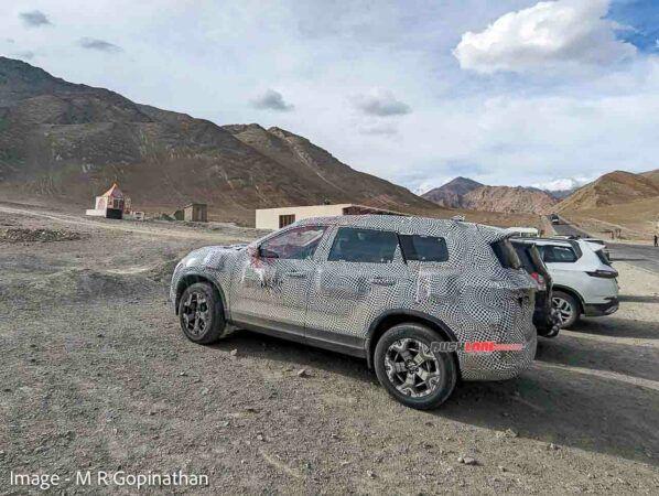 Tata Safari Facelift Interior Spied: Redesigned Dash, Avinya Concept-Like Steering Wheel आने वाली सफारी फेसलिफ्ट का कैबिन न्यूनतम डिजाइन दृष्टिकोण को दिखाता है.