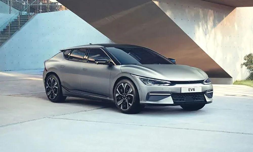 चार्जिंग कंट्रोल यूनिट में खराबी के चलते किआ ने भारत में 1,138 EV6 के रिकॉल जारी किया किआ EV6 रिकॉल में इंटीग्रेटेड चार्जिंग कंट्रोल यूनिट (ICCU) के साथ एक संभावित समस्या शामिल है जो 12-वोल्ट सहायक बैटरी को चार्ज करना बंद कर सकती है.