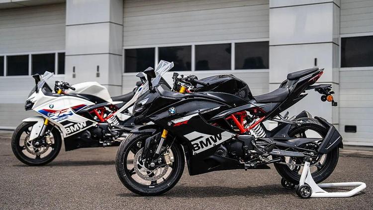 BMW Motorrad Updates Its 310 Range In India बीएमडब्ल्यू मोटरराड ने जी 310 आरआर, जी 310 जीएस और जी 310 आर मोटरसाइकिलों को नई रंग योजनाओं, कॉस्मिक ब्लैक और स्टाइल पैशन के साथ बदला है.