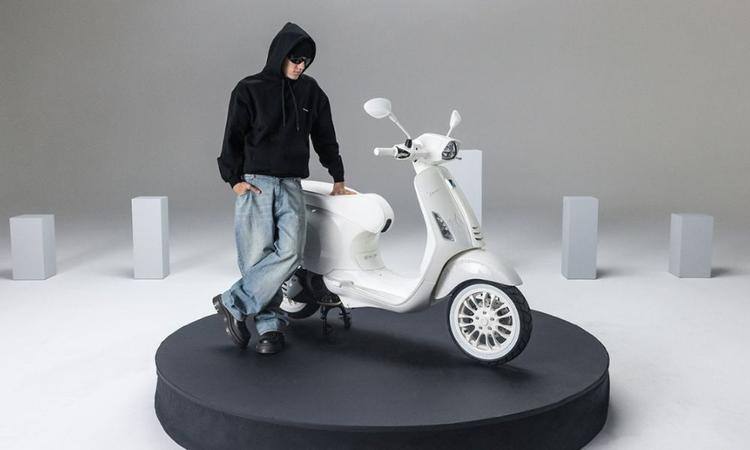 Vespa x Justin Bieber Edition Scooter Launched In India At Rs 6.45 Lakh पूरी तरह से आयतित मॉडल के रूप में भारत में भेजे गए इस स्कूटर की कीमत ₹6.45 लाख है.