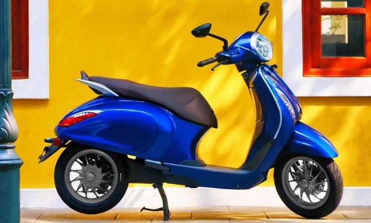 Bajaj Chetak E-Scooter Price Slashed To Rs 1.30 Lakh; Positioned Closer To Ather 450S, Ola S1 Air हालाँकि, बजाज के इलेक्ट्रिक स्कूटर की कीमत में गिरावट केवल 'सीमित समय' के लिए बताई गई है.