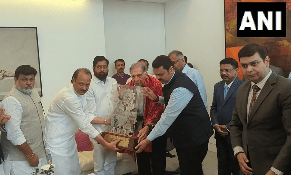 उद्योगपति रतन टाटा को महाराष्ट्र सरकार ने 'उद्योग रत्न पुरस्कार' से सम्मानित किया यह पुरस्कार टाटा संस के 85 वर्षीय मानद चेयरमैन को मुंबई के कोलाबा स्थित उनके आवास पर दिया गया.