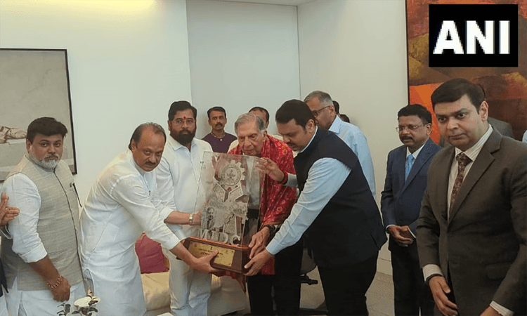 Ratan Tata Honoured With 'Udyog Ratna Award' For Contributions To Industry यह पुरस्कार टाटा संस के 85 वर्षीय मानद चेयरमैन को मुंबई के कोलाबा स्थित उनके आवास पर दिया गया.