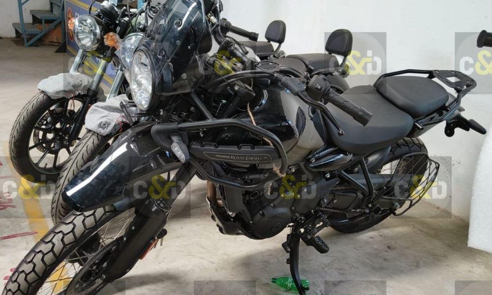 Production-Ready Royal Enfield Himalayan 450 Leaked Before Official Launch मोटरसाइकिल को बिना ढके साफ-साफ काले रंग में अन्य रॉयल एनफील्ड बाइक के साथ एक गोदाम में पार्क करते हुए देखा गया था.