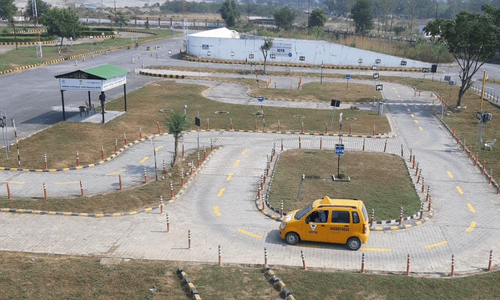 ट्रैक में आकृति-आठ पैटर्न, एच-ट्रैक, ज़िग-ज़ैग मोड़, ग्रेडिएंट परीक्षण और सिम्युलेटेड ट्रैफ़िक परिदृश्य, दोपहिया वाहनों के लिए सर्पीन ट्रैक और ज़ेबरा क्रॉसिंग परीक्षण शामिल होंगे.