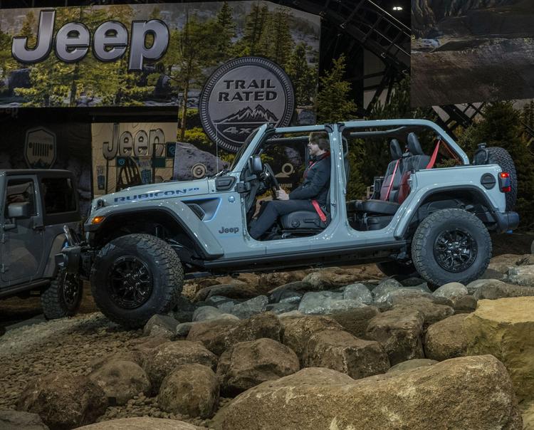 Jeep Wrangler Crosses 50 Lakh Units Global Sales Milestone पहली पीढ़ी की ऑफ-रोडर की बिक्री 1987 में शुरू हुई.
