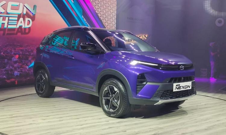New Tata Nexon Debuts; Gains Twin-Screen Setup And Dual-Clutch Automatic टाटा की लोकप्रिय सबकॉम्पैक्ट एसयूवी के नए वैरिएंट की बुकिंग 4 सितंबर से शुरू होगी.