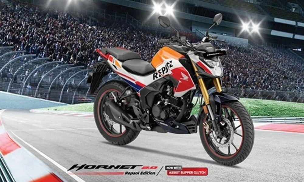 2023 Honda Hornet 2.0, Dio 125 Repsol Editions Launched रेप्सोल एडिशन मॉडल में रॉस व्हाइट और वाइब्रेंट ऑरेंज रंग योजना है जो टीम रेप्सोल होंडा मोटोजीपी बाइक की याद दिलाती है.
