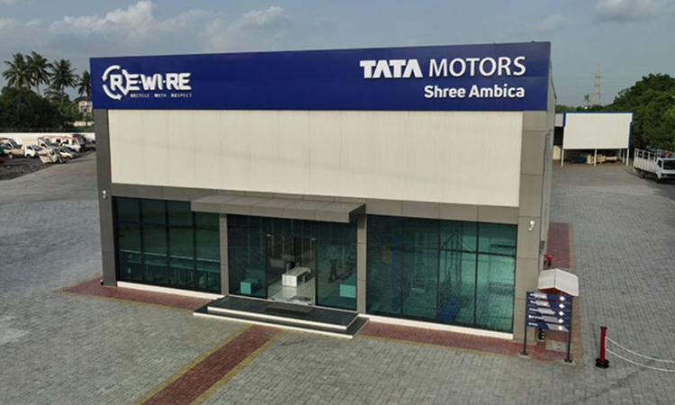 Tata Motors Launches Its Vehicle Scrapping Facility In Gujrat यह देश में कंपनी का तीसरा रजिस्टर्ड वाहन स्क्रैपिंग प्लांट है जो सूरत में खोला गया है