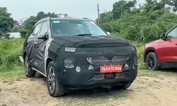 Upcoming 2024 Hyundai Creta Facelift Spied हाल की कुछ जासूसी तस्वीरों ने जल्द आने वाले मॉडल के बाहरी बदलावों की एक झलक दी है.