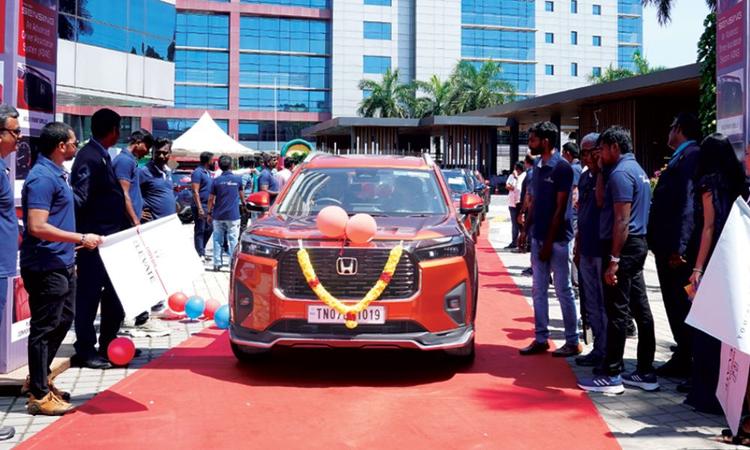 Honda Delivers 200 Units Of The Elevate In Chennai होंडा कार्स इंडिया ने चेन्नई में एलिवेट की 200 कारों की डिलेवरी करके एक मील का पत्थर हासिल किया है.