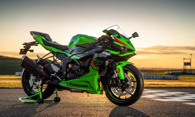 2024 Kawasaki Ninja ZX-6R Launched In India; Priced At Rs 11.09 Lakh नई ZX-6R केवल एक वेरिएंट में उपलब्ध है और इसे दो रंगों- लाइम ग्रीन और मेटालिक ग्रेफाइट ग्रे में पेश किया गया है.