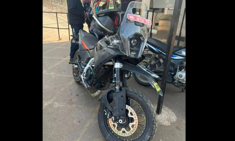 2025 KTM 390 Adventure Spied On Test In India एडवेंचर टूरर में एक ताज़ा सामने का हिस्सा, स्पोक व्हील, प्रोजेक्टर एलईडी लाइटिंग, पूरे रूप से एक बदला हुआ डिज़ाइन और बहुत कुछ मिलता है.