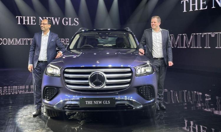 Mercedes-Benz GLS Facelift Launched; Prices Start At Rs 1.32 Crore फ्लैगशिप एसयूवी दो वैरिएंट में उपलब्ध है, जिसकी कीमत ₹1.32 करोड़ से ₹1.37 करोड़ (एक्स-शोरूम) तक है.