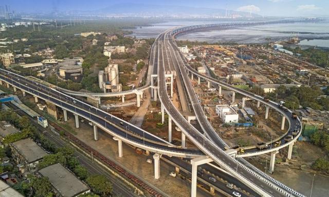21.8 किमी लंबे छह लेन वाले पुल का निर्माण रु 17,840 करोड़ से अधिक की लागत से किया गया है और यह देश का सबसे लंबा समुद्री पुल है.
