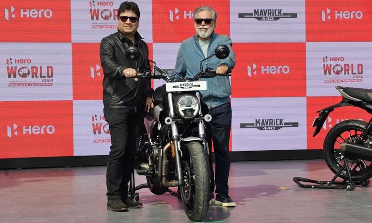 Hero MotoCorp Unveils All-New Mavrick; Price Announcement In February 2024 हीरो Mavrick की बुकिंग की शुरुआत और कीमतों की घोषणा फरवरी 2024 में होगी और मोटरसाइकिल की डिलेवरी अप्रैल 2024 में शुरू होने वाली है.