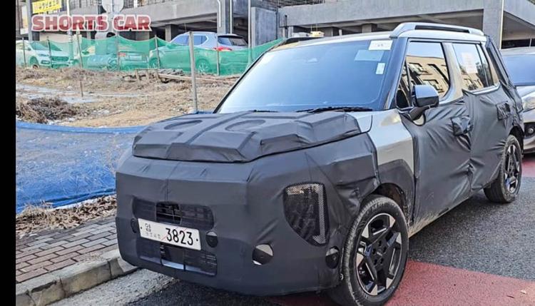 Kia Clavis SUV Interior Revealed In New Spy Photos; Is This Kia’s Micro SUV For India? किआ ने पहले ही भारत में क्लैविस नाम रजिस्टर्ड कर लिया है, जो एसयूवी के भारत आने की संभावना का संकेत देता है.